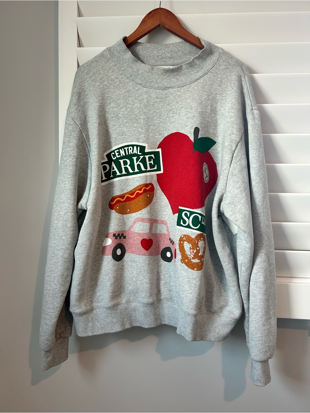 PARKE Central Parke NYC Graphic Mockneck Sweatshirt Gray Apple Taxi Pretzel L/XL